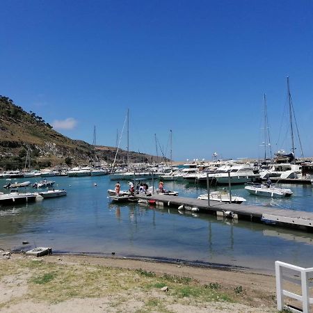 Case Vacanze Azzurra, Loredana E Trinacria カステッランマーレ・デル・ゴルフォ エクステリア 写真